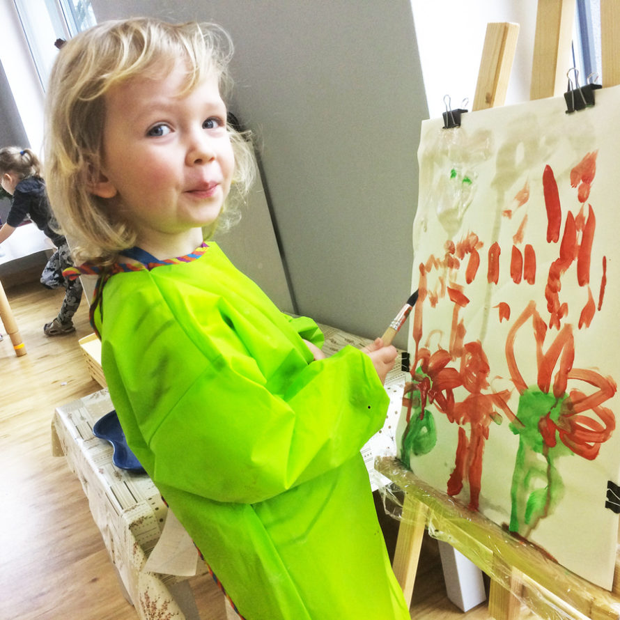 dziecko maluje - przedszkole montessori w augustowie